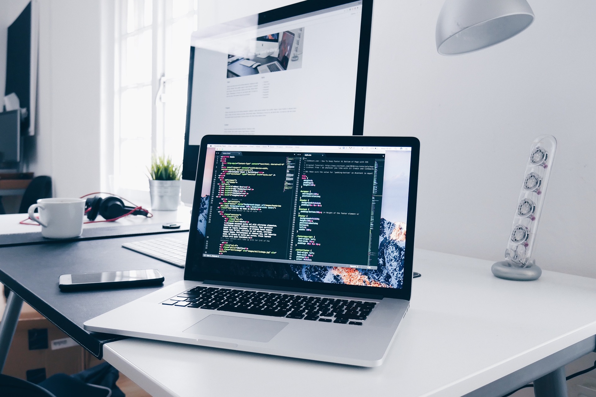 Besprechung mit Laptop und Unterlagen in moderner Arbeitsumgebung
